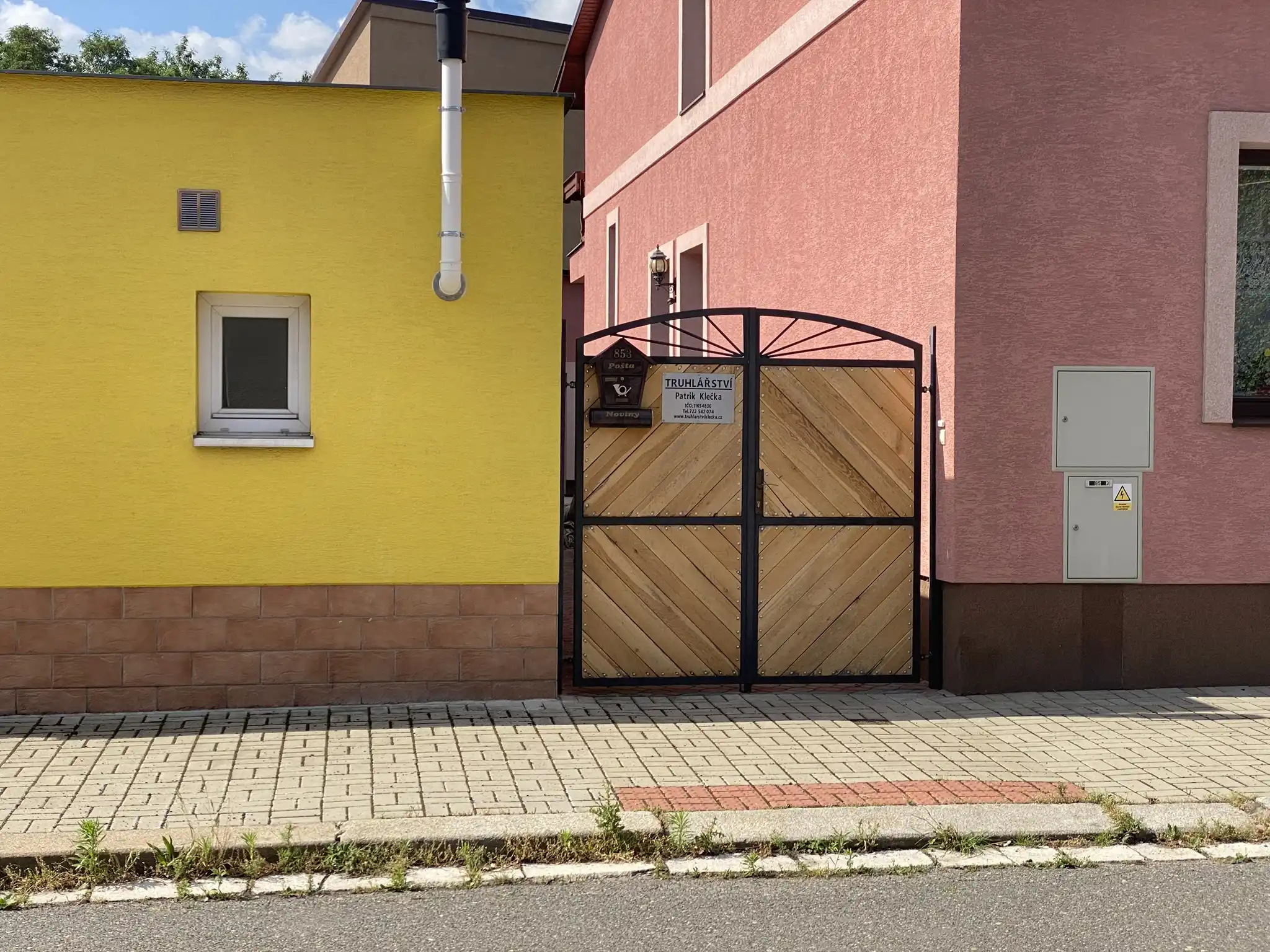 Truhlář pan klečka ve své dílně